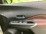 運転席ドアには窓の開閉スイッチやミラー調整部がまとまり、座ったまま手元で操作できます。各スイッチの位置を把握しやすく、乗員の乗り降りや窓の調整など日常の場面で便利にお使いいただけます。