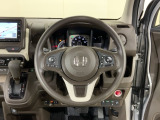 視認性に優れたメーター類と、オーディオやクルーズコントロール操作スイッチを装備した機能的なステアリングホイール。