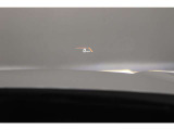 【HUD】ヘッドアップディスプレイ。運転中に視線を大きく移動させることなく車速や道路の制限速度といった基本的な情報を表示します。