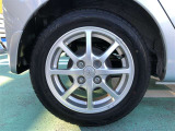 【純正アルミホイール】です!車両デザインに合わせてホイールをデザインしているため、見た目にもカッコイイアルミホイール♪洗車もラクチンで錆びません。
