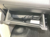 【グローブボックス】容器がせり出してくるバケットタイプ!一目で中身を把握でき、取り出しやすさにも優れます!