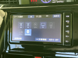 AM・FMやディスク、テレビ、SD、Bluetoothなどの選択画面を備え、音源を用途に合わせて選びやすい構成です。表示が見やすく、日常の操作をスムーズにサポートします。