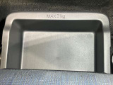 【助手席シートアンダーボックス】運転用の替え靴や、車内に常備したいこども用品、着替えた服などを収納できます★