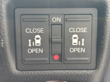 運転席の手元で両側スライドドアの開閉操作が可能です。