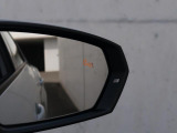 アウディサイドアシスト『後方の死角を並走する車両を検知しドアミラーの内側のLEDが点灯。ドライバーに注意を促し事故を未然に防ぐシステムです。』