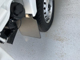 泥はねを防ぐマッドフラップです。
