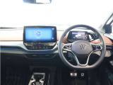 運転席・インパネ周りは水平基調となっており、ドイツ車らしいシンプルで飽きの来ないデザインとなっております。