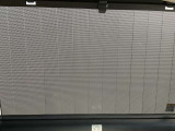 リアにはロールサンシェードがついておりますので日差しを防ぐことができます。