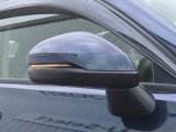 【LEDドアミラーウインカー】ドアミラーにウィンカーが付いているので、周りの車がウインカーやハザードに気付きやすくなります。右左折時や車線変更時の事故を防ぎ、安全に走行できます。