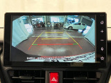【バックカメラ】 駐車時に車両後方の様子を見ることができるので、運転の不安を軽くします。