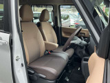 運転席も広々でゆったり気分で運転できます♪シフトノブをダッシュボード側に配置したので運転席から助手席への移動が簡単にできるんです。