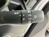 レバーには方向指示やライトに関する表示があり、マークを見ながら操作内容を確認できます。運転席から手を伸ばしやすい位置にまとまり、日常の運転時にも使いやすい配置です。