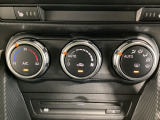 空調スイッチ類は最近流行のタッチパネル式ではなく、運転中でも直感的に操作できるダイヤル式を採用しております。