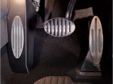BMWはオルガン式アクセルペダルを採用しています。踏み込む足とペダルが同じ軌跡を描くため、かかとがずれにくく、アクセルコントロールがよりしやすくなるメリットがあります。