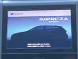 起動時の案内が画面に表示され、画面を通じて各種機能を利用できます。インパネ中央に配置され、運転席から内容を確認しやすい位置にあるため、日々の操作にも取り入れやすい装備です。