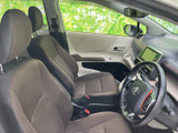 前席は運転席と助手席が並び、座面や背もたれの形状も確認できます。明るい色合いのドア内張りが車内に広がりを添え、前方の窓から周囲を見渡しやすい空間です。