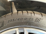 純正18インチアルミホイール。リアは255/40R18