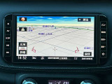 日産純正メモリーナビ(MJ321D-W)装備、NissanConnectサービス対応、オペレーター通話や音声対話検索、スマホアプリと連動などに対応した高機能ナビ。