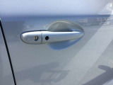 スマートキーを所持している状態でロックボタンを押すと、車両すべてのドアの解錠や施錠を行うことが出来ます。