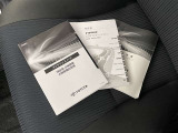 メンテナンスノート、取扱説明書ですね。 車の情報が凝縮されています。 車の整備記録が記載されている大事な物ですよ。