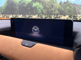 【12.3インチマツダコネクト】車内の雰囲気にマッチした大型ディスプレイ。スマホ接続でのナビ使用やBluetooth再生等、様々な機能が楽しめます。直感的なダイヤル操作が可能で、使い勝手も良好です。