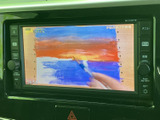 画面には映像が表示され、停車中のひとときに映像コンテンツを楽しめます。表示内容が大きく確認しやすく、車内での時間の過ごし方に幅が広がります。