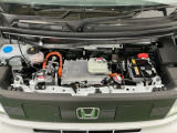 高エネルギー密度のバッテリーを採用するとともに、電費を向上させるさまざまなバッテリーマネジメント機能によって、1日の配送・配達などを安心してこなせる一充電走行距離245kmを実現しました。