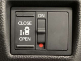 【片側パワースライドドア】片側がパワースライドドアになっており、運転席のスイッチやスマートキーでも開閉が可能です!開口部も広いので乗り降りも楽々♪