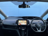 開放的な室内空間が広がります。ドライバー視点からの視界の良さは、運転の快適性を高めます。