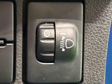 対向車や先行車への配慮が可能。積載物の状況に応じてヘッドライトの照射角度を手動調整できるスイッチ。