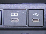 USB端子と充電用USB端子を装備しております。