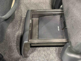 フロアに,直接置きたくない荷物はリアシートの足元からサッと引き出せる「置きラクボックス」へ!