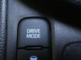 ドライブモード切替スイッチです。このボタンを押すと、車の走行特性を切り替えられます。
