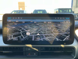 タッチスクリーンをタップするかスワイプするだけですべての機能を呼び出せます。Apple CarPlayおよびAndroid Autoに対応しスマートフォンとのシームレスな 連携も実現。さらに、USBポートを標準装備しています。