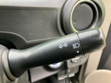 レバーには左右の方向指示表示に加え、ライト関連の表示も確認できます。ステアリング脇にまとまって配置され、運転席から手元で位置を把握しやすい、日常の運転に欠かせない装備です。