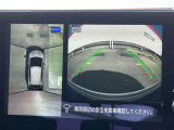 アラウンドビューモニターまるで車を真上から映したような映像で、前後左右の感覚が分かります♪車庫入れや駐車時に大活躍の機能です。