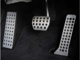 【オルガン式アクセルペダル】人間工学に基づいてオルガン式アクセルペダルを採用しております。運転時の疲労を軽減し、とっさのときの踏み間違いも起きにくくなります。
