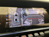 サラウンドビューモニターは、車両周囲のカメラ映像を合成し、上から見たように表示して駐車や安全確認を支援する機能です。