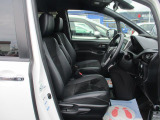 女性の方ももちろんですが、運転席側、助手席側の足元スペースが広いので男性の方が運転しても窮屈になりにくいですよ!