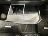 引き出し式のトレイとカップホルダーが付いているので便利です♪