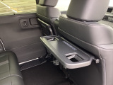 シートバックテーブル付です!!停車時の休憩中に重宝します!!
