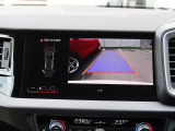 バックカメラ駐車時、後退時に後方を確認する事ができる安全快適装備になります映像だけでなくセンサーにより障害物の距離もドライバーに直感的に伝えてくれる機能になります。