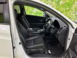 前席はシートにゆったり腰掛けられ、運転席まわりまで見渡しやすい空間です。落ち着いた色合いでまとまり、乗り降りの際にも室内の様子を確認しやすい一席です。