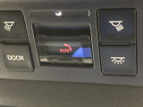SOSボタンです。自動車の運転中、事故や急病時などの緊急事態が発生したときに、ヘルプネットを通じて外部に救助を手配するためのボタンです。