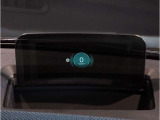 【ヘッドアップディスプレイ】現在の車速表示や目的地へのルート案内やメディア関連のリストを表示する事が可能です。視線移動を減らす事によりドライブに集中して頂けます。