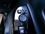 電動格納式ミラーなので、対向車などとのすれ違い時にも便利です。また、ドアロック連動で自動格納します。