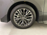 機敏さを引き立てる純正アルミ 225/55 R19 装着!