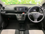 運転席まわりは各機器が中央付近にまとめられ、前方の視界もすっきり確保されています。シートは落ち着いた色合いで、座面の配色が車内にメリハリを添えます。乗り降りしやすい開放感も感じられる空間です。