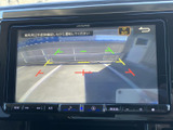 画面には後方の映像とガイドラインが表示され、駐車時に周囲の状況を確認する際に役立ちます。車両周辺を直接目視しながら、モニターも活用できるため、後退時の操作をサポートします。