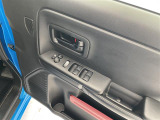 【パワーウインドウ】運転席のスイッチで、各席の窓ガラスの開閉ができます!あると便利ですよね!
